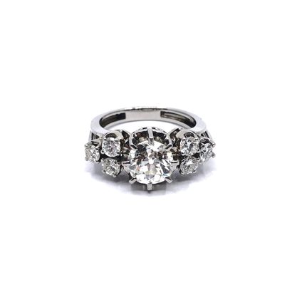BAGUE en platine ornée d'un diamant taille...