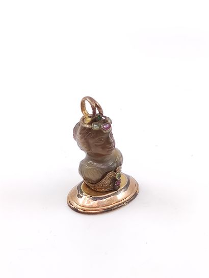 
PENDENTIF en agate représentant un buste...