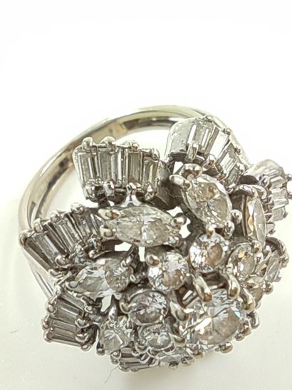 BAGUE en or gris 750° ornée de diamants baguettes,...