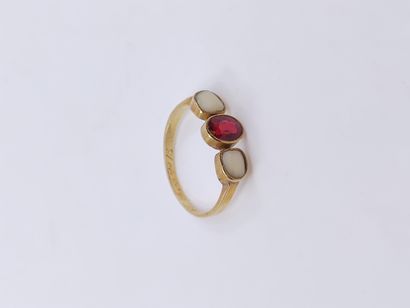BAGUE en or jaune 750° ornée d'une pierre...