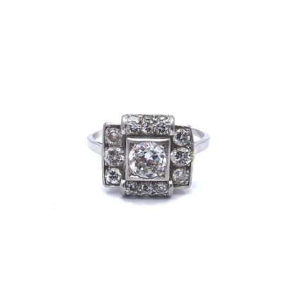 IMPORTANTE bague en platine ornée d'un diamant...