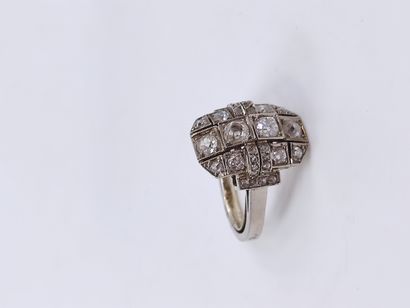 TRAVAIL Français Art déco

Bague en or gris...