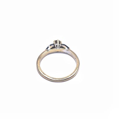 BAGUE en or gris ornée d'un diamant épaulé...