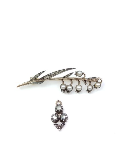 BROCHE en or et argent ornée de roses et...