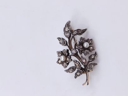 BROCHE en or et argent ornée de roses et...