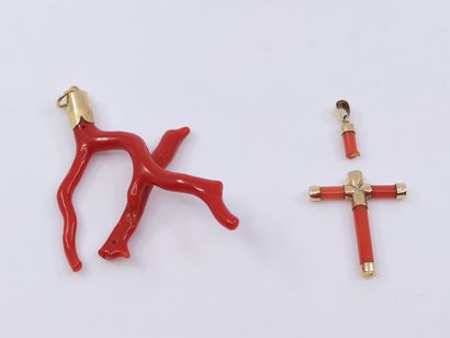 PENDENTIF en corail, bélière en or jaune...