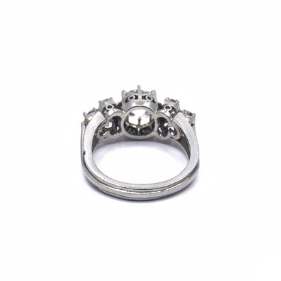 BAGUE en platine ornée d'un diamant taille...