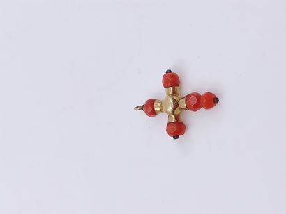 CROIX en or jaune 750° et corail

Poids brut...