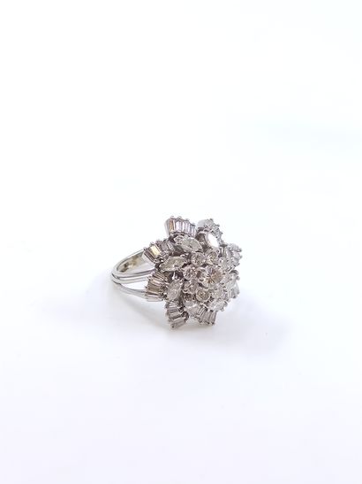 BAGUE en or gris 750° ornée de diamants baguettes,...