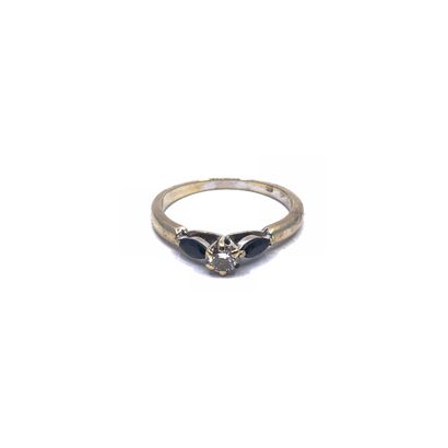 BAGUE en or gris ornée d'un diamant épaulé...