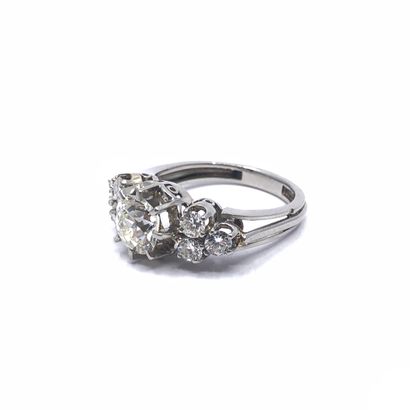 BAGUE en platine ornée d'un diamant taille...