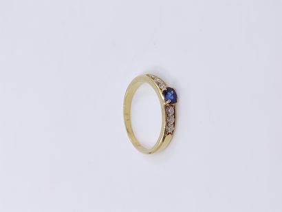 BAGUE en or jaune 750° ornée d'un saphir...