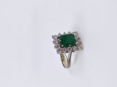BAGUE en or gris 750° ornée d'une emeraude...
