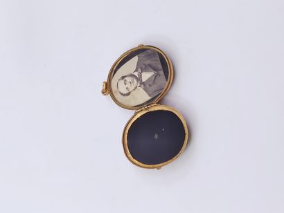 PENDENTIF porte-souvenir en or jaune 750°...
