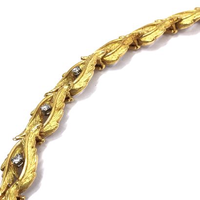 COLLIER en or jaune 750° amati à motifs feuillagés...