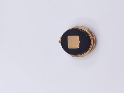 PENDENTIF porte-souvenir en or jaune 750°...