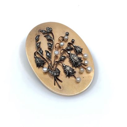BROCHE en or rose aplliquée d'un motif végétal...