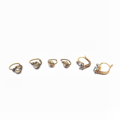 LOT d'or 750° comprenant :

Trois paires...