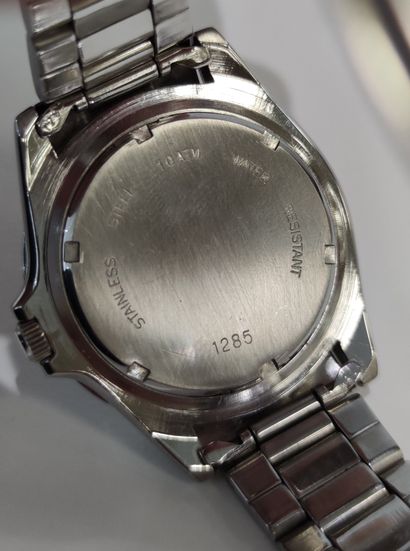 CLYDA

Montre bracelet, boîtier rond en acier...