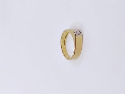 BAGUE en or jaune 750° ornée d'un diamant...