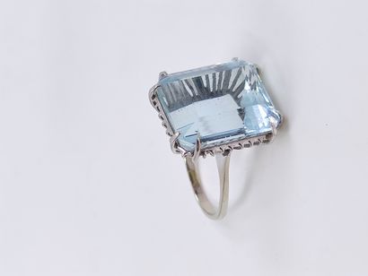 IMPORTANTE bague en or gris 750° ornée d'une...