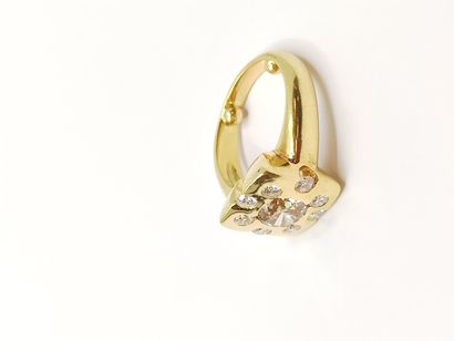 BAGUE en or jaune 750° ornée d'un diamant...