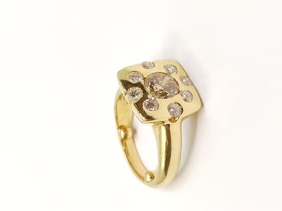 BAGUE en or jaune 750° ornée d'un diamant...