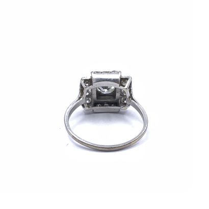 IMPORTANTE bague en platine ornée d'un diamant...