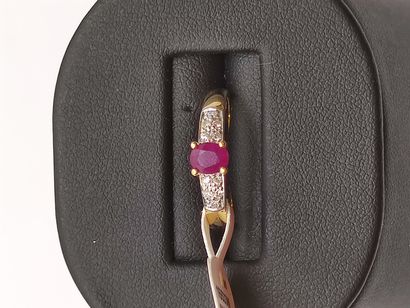 BIJOU NEUF 

BAGUE en or deux tons 750° ornée...