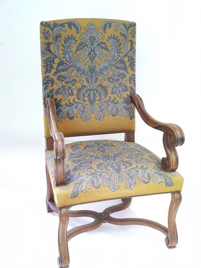 PAIRE de fauteuils à haut dossiers en noyer,...