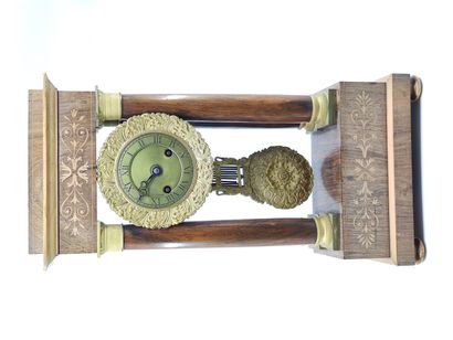 PENDULE portique en placage d'acajou, filet...