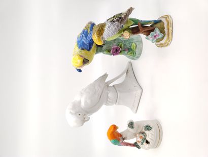 ENSEMBLE de sept sujets en porcelaine polychrome...