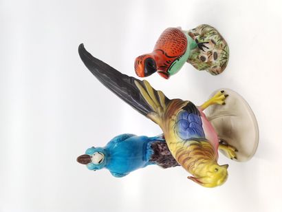 ENSEMBLE de sept sujets en porcelaine polychrome...