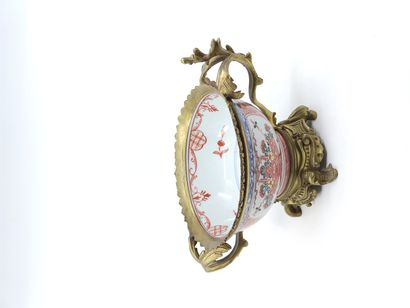 PORCELAIN CUP in IMARI polychrome, gilt bronze...