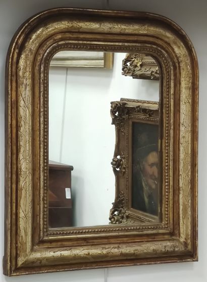 SMALL MIRROR in gilded wood and pearl net

Louis...