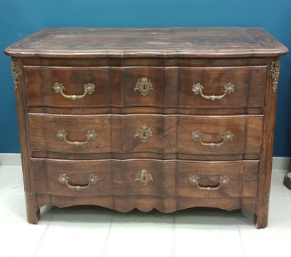 COMMODE arbalète en noyer ouvrant par trois...