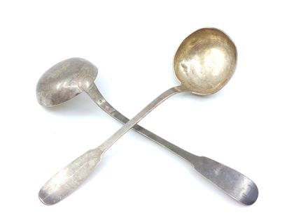 DEUX louches en argent modele uniplat monogrammées

Poinçon...