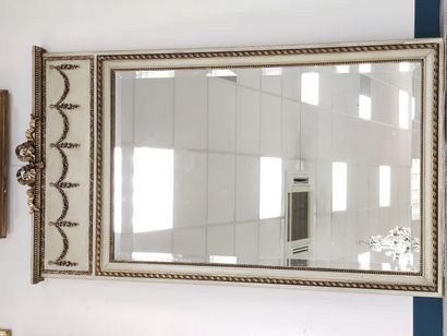 TRUMEAU de glaçe de style Louis XVI en bois...
