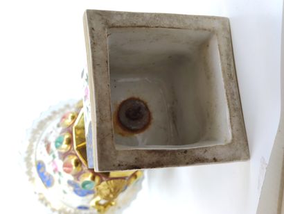 VASE balustre en porcelaine polychrome peint...