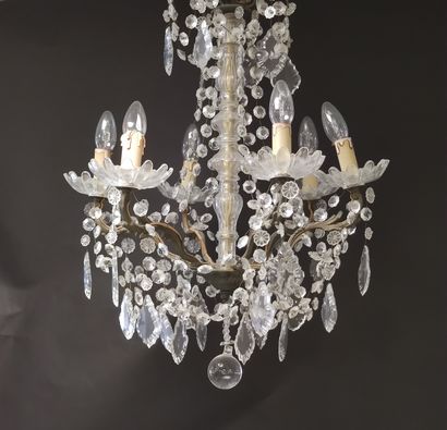 LUSTRE en métal doré à six bras de lumières,...