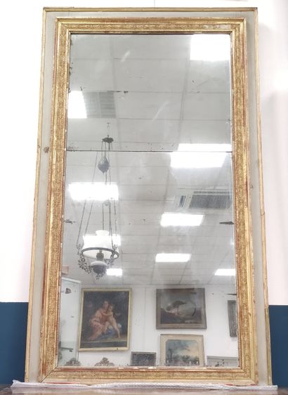 TRUMEAU de glaçe en bois doré, frises de...