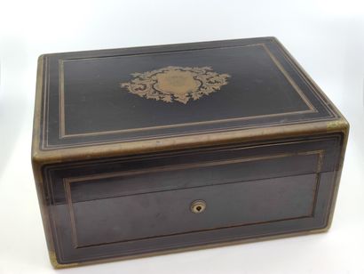 NECESSAIRE DE VOYAGE

dans un coffret en...