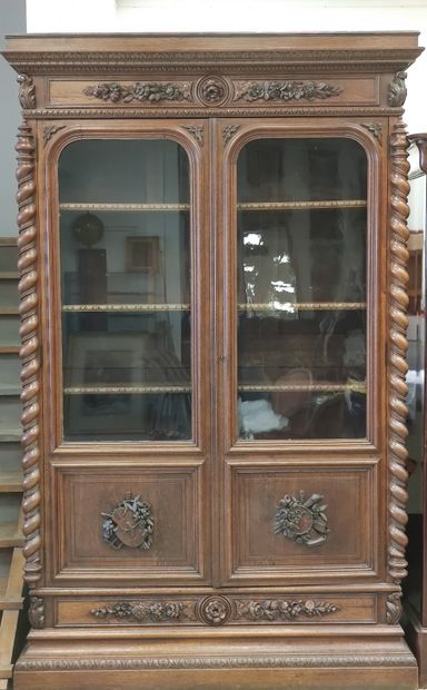 BIBLIOTHEQUE en chêne mouluré et sculpté...