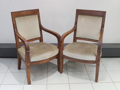 QUATRE fauteuils en noyer, dossier droit,...