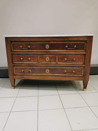 COMMODE en chêne et placage d'acajou de style...