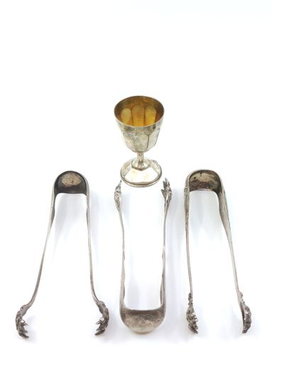 Ensemble de trois pinces à sucre en argent...