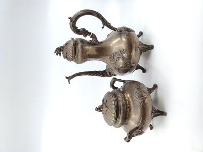 CAFETIERE et sucrier en argent reposant sur...