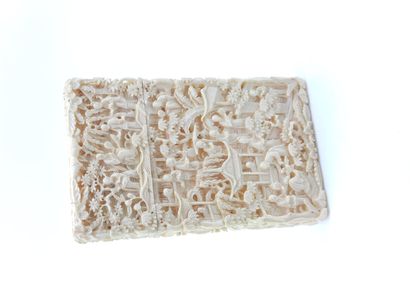 Indo-Chinese work

Richly carved bone case...