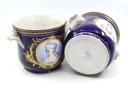 SEVRES 

Paire de rafraichissoirs en faïence...