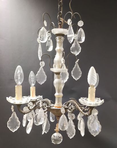 LUSTRE à pampille à quatre bras de lumières,...
